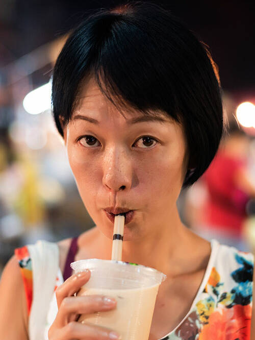 Bubbleshowroom, the bubble tea shop and boba tea specialist N°1 for professionals; discover our bubble tea machine, boba tea machine, ingredients and supplies for bubble tea professionals, bubble tea teas, bubble tea powders, bubble tea syrups, tapioca pearls, bubble tea topping, pro equipment for bubble tea